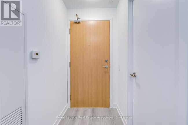 Photo du bâtiment - 1787-1787 St Clair Ave W