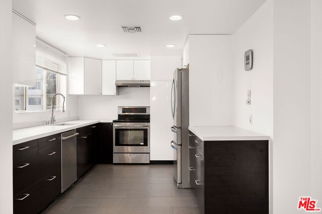 Foto del edificio - 838 N Doheny Dr