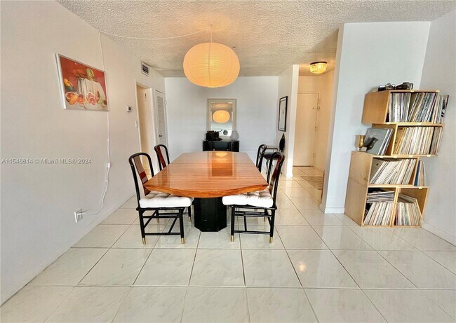 Building Photo - 9225 Collins Ave