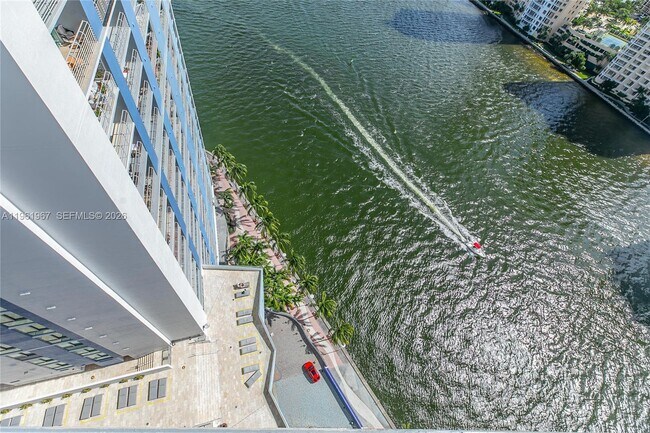 Foto del edificio - 325 S Biscayne Blvd