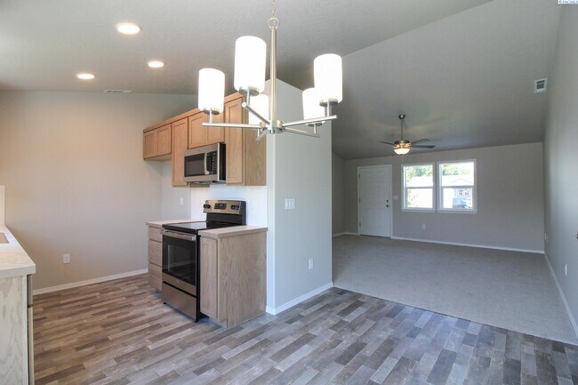 Building Photo - 3 Bed/2 Bath Rambler in Pasco