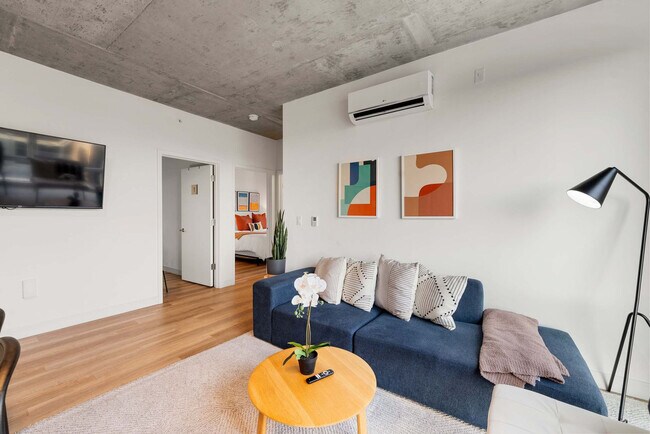 Building Photo - 853 W Blackhawk St