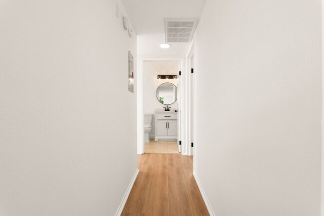 Foto del edificio - Newly Remodeled 2 Bed, 2 Bath Apartment in Valley Village!