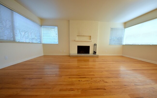 Building Photo - Jenny G Apartments - 2 bedrooms