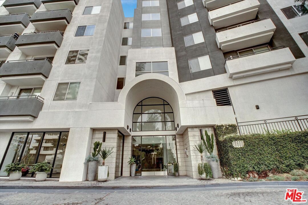 Foto principal - 10600 Wilshire Blvd