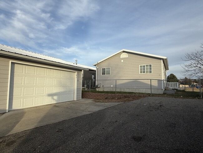 Building Photo - 3390 Canyon Dr