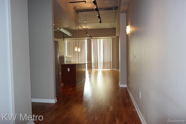 Foto del edificio - 350 N Main St