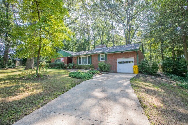 Foto del edificio - Charming 3 BR/2.5 BA Single-Family Home in...