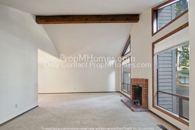 Foto del edificio - Spacious Tri-level Four Bedroom Home On Qu...