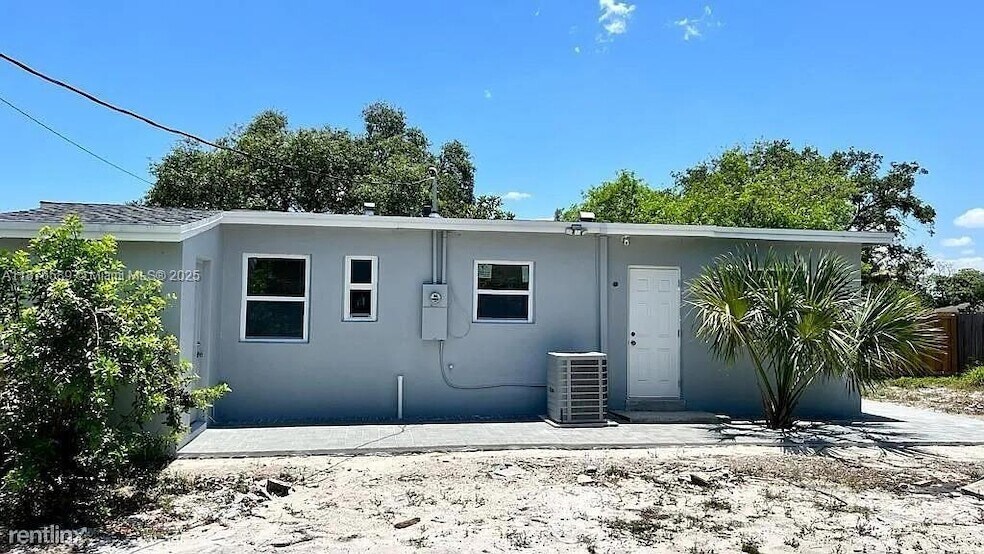 Foto principal - 1701 NW 13th Ct