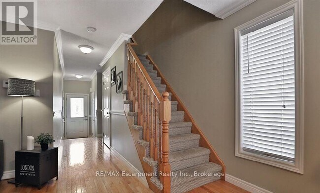 Photo du bâtiment - 1486 Warbler Rd