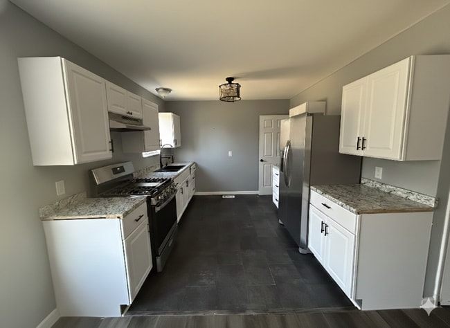 Building Photo - 10411 Royal Dr