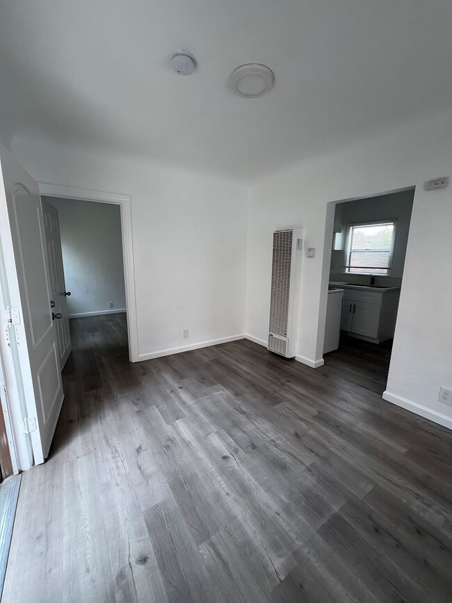 Building Photo - 542 W 49th St