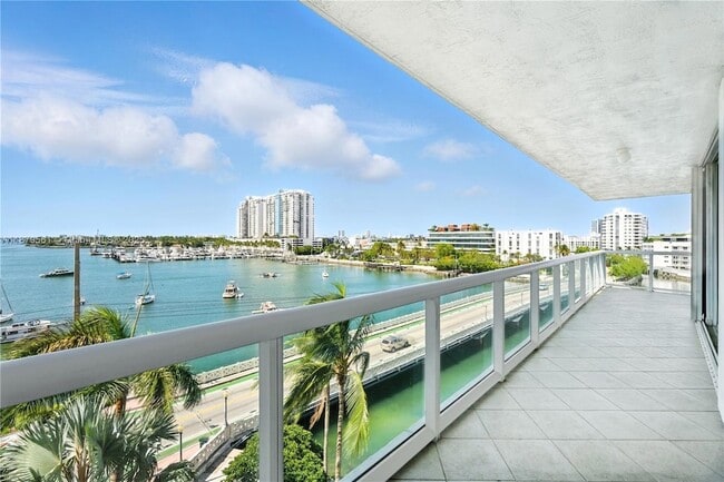Building Photo - 10 Venetian Way