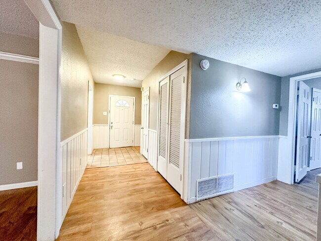 Foto del edificio - Large Home Preleasing for Summer 2025!