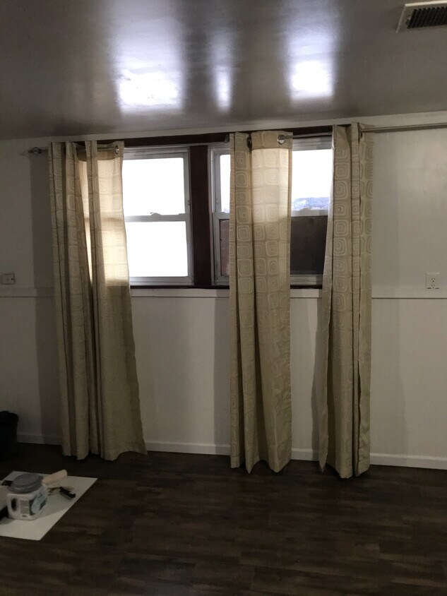 main living area-studio apartment - 2102 Belmont Ave