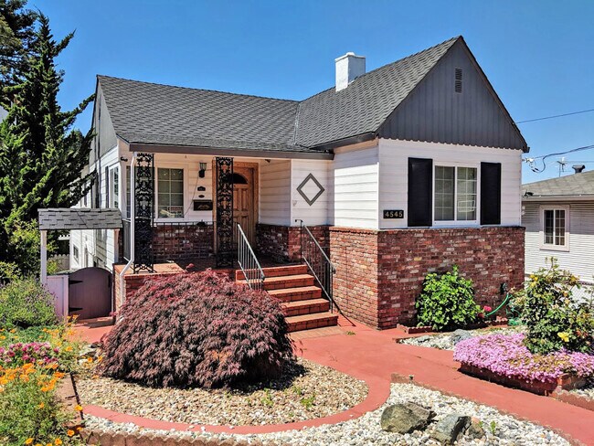 Foto del edificio - Coming Soon! Lovely Redwood Heights Home w...