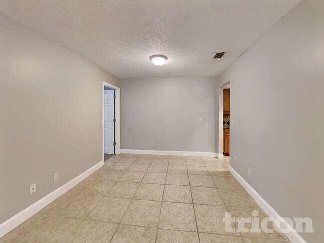 Foto del edificio - 818 Tarawood Ln