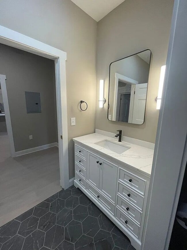 Building Photo - Available Newly Renovated 2 Bedroom and 1....