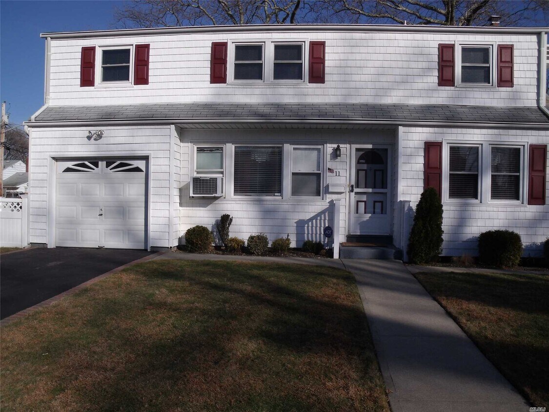 Primary Photo - 11 Guilford Park Dr