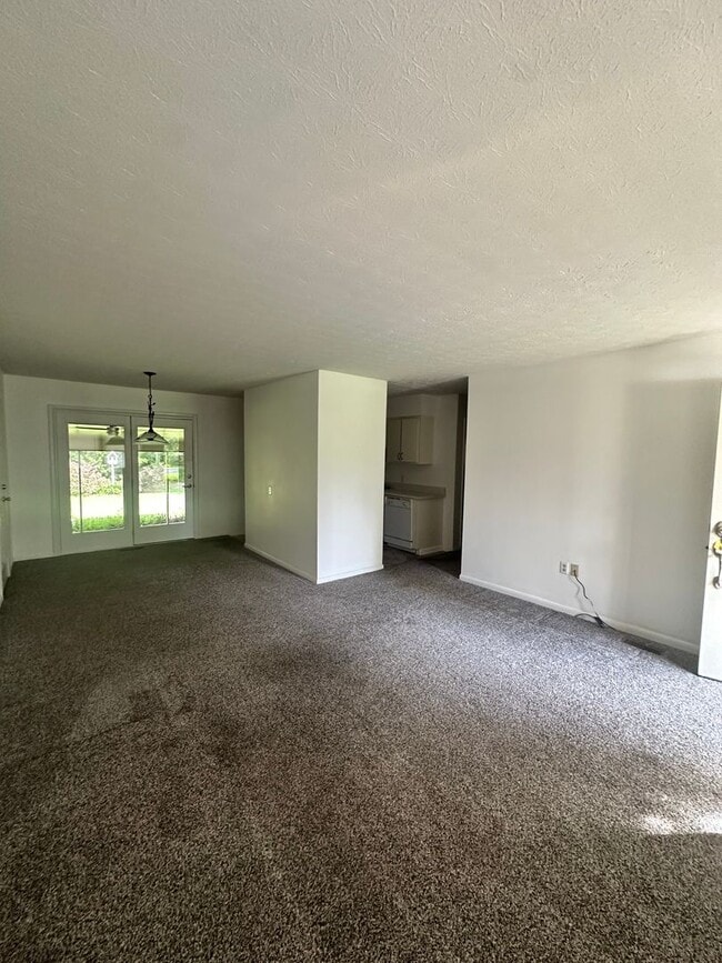 Building Photo - 3 Bed 1.5 Bath Brick House