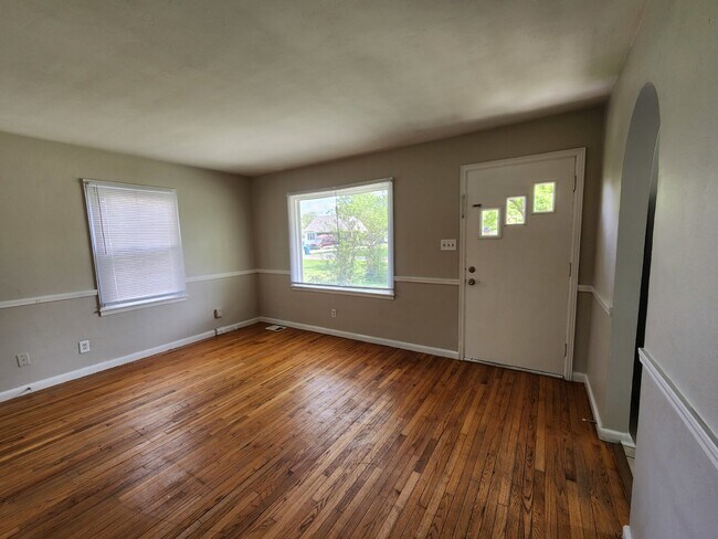 Foto del edificio - Charming 3 Bedroom Home in Indianapolis with Spacious Layout and Convenient Location!