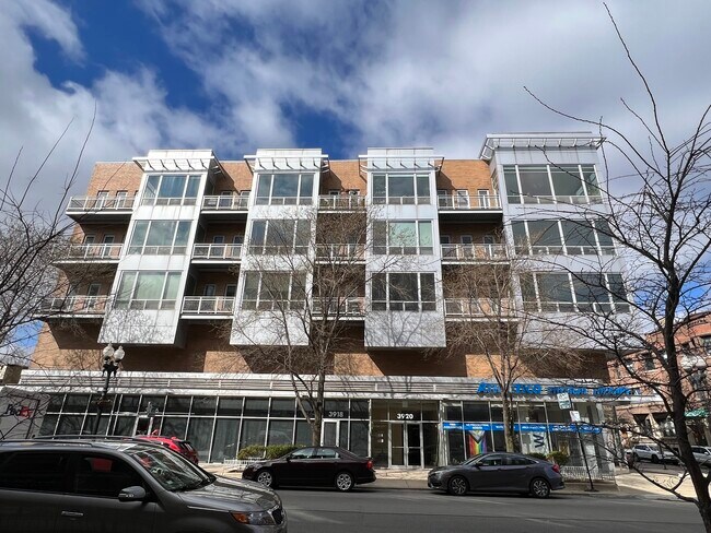 Building Photo - 3920 N Sheridan Rd