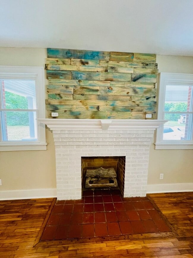 Building Photo - Section 8 Approved 3bedroom 1 Bath