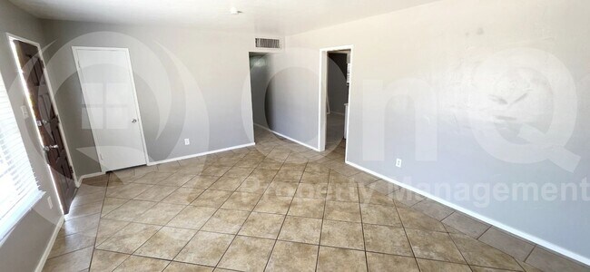 Foto del edificio - 2131 W Luke Ave