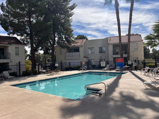 Building Photo - Gated / 2nd floor / Community Pool