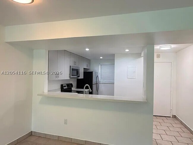 Building Photo - 8881 Fontainebleau Blvd