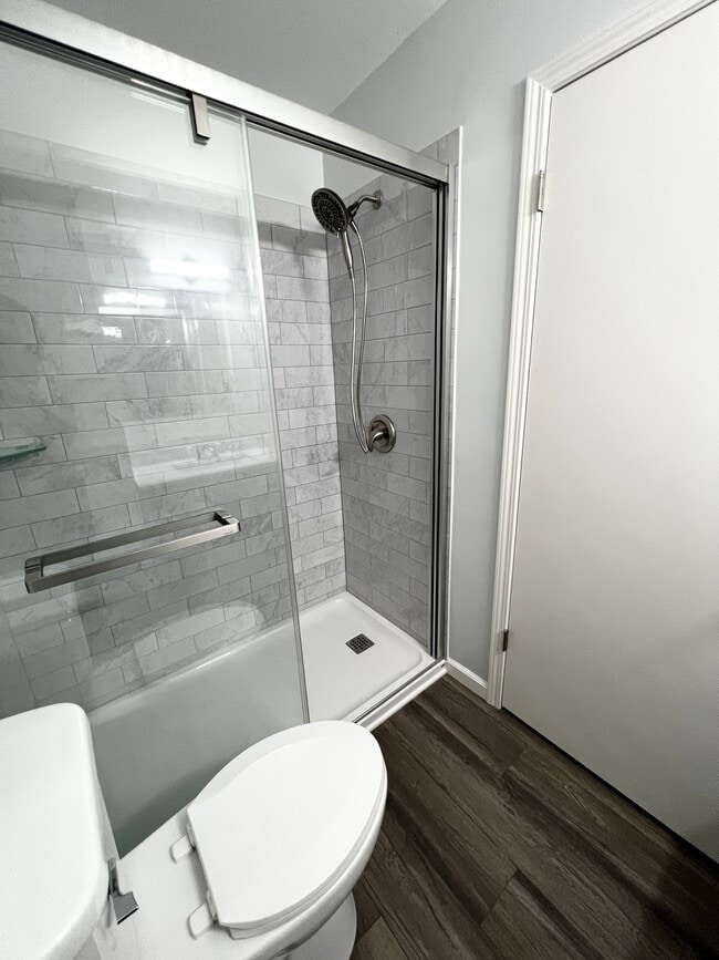 Walk in Shower - 1316 E 25th Ter
