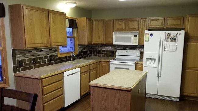 Building Photo - 5 Bedroom Single Family Home.  Great Locat...