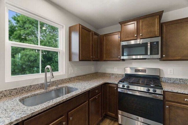 Building Photo - Beautiful White House Home | Granite Counters, Gas Range & One-Level Living