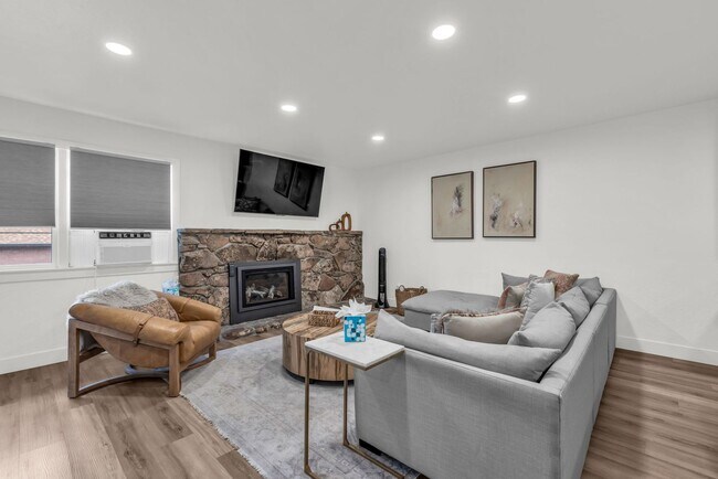 Foto del edificio - Charming Park Avenue Condo in Old Town!