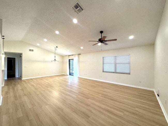 Foto del edificio - 9150 Palm Tree Dr