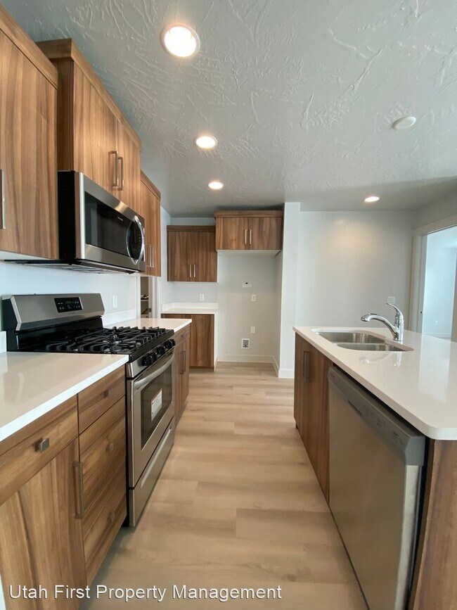Building Photo - 4 br, 2.5 bath House - 3178 E Sky Rim Way