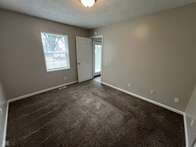 Building Photo - 3008 N Pauline Ave