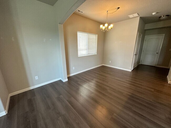 Building Photo - 3 BED 3 BATH TOWNHOME WITH AMAZING MOUNTAI...