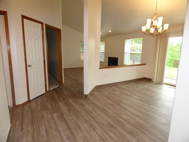 Building Photo - Rent Special: 1/2 Off July's Rent!! 3 bed 2 bath House in South Salem!