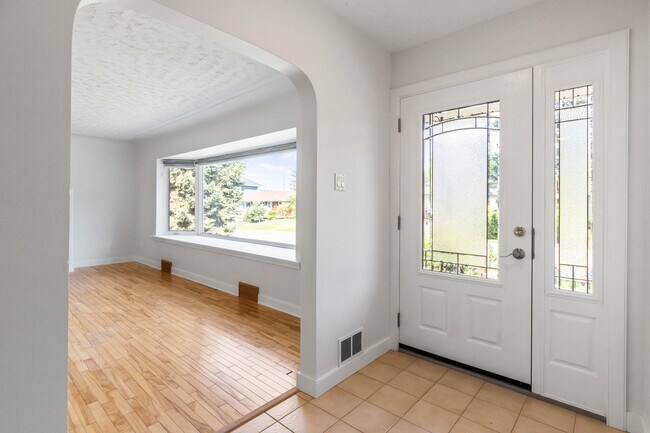 Photo du bâtiment - 8755 Strathearn Dr NW