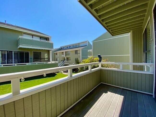 Foto del edificio - Ocean Views from this Newport Crest Condo