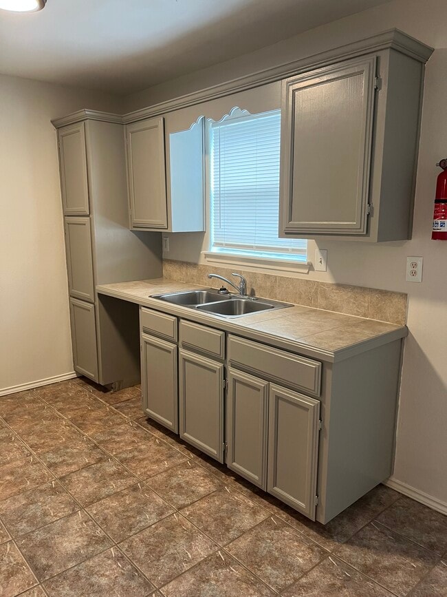 Building Photo - 955 Live Oak Cir