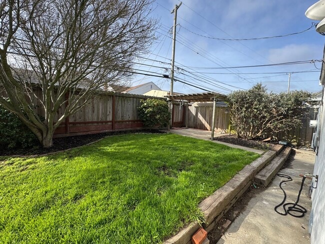 Building Photo - Spacious 4 Bedroom/2Bathroom Home in South...