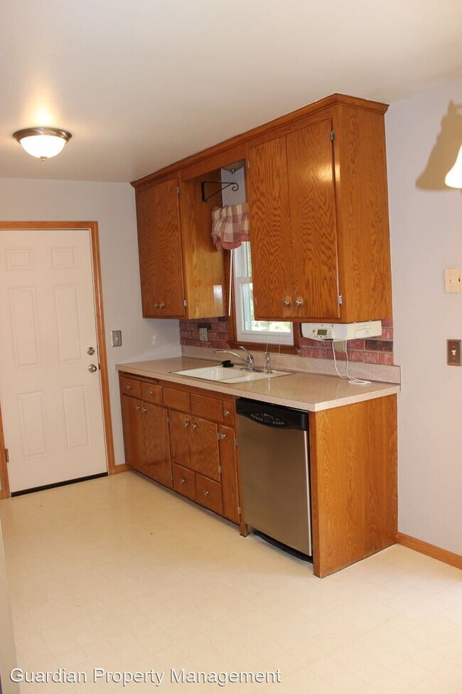 Building Photo - 3 br, 2 bath House - 14875 Chrysler Ave W