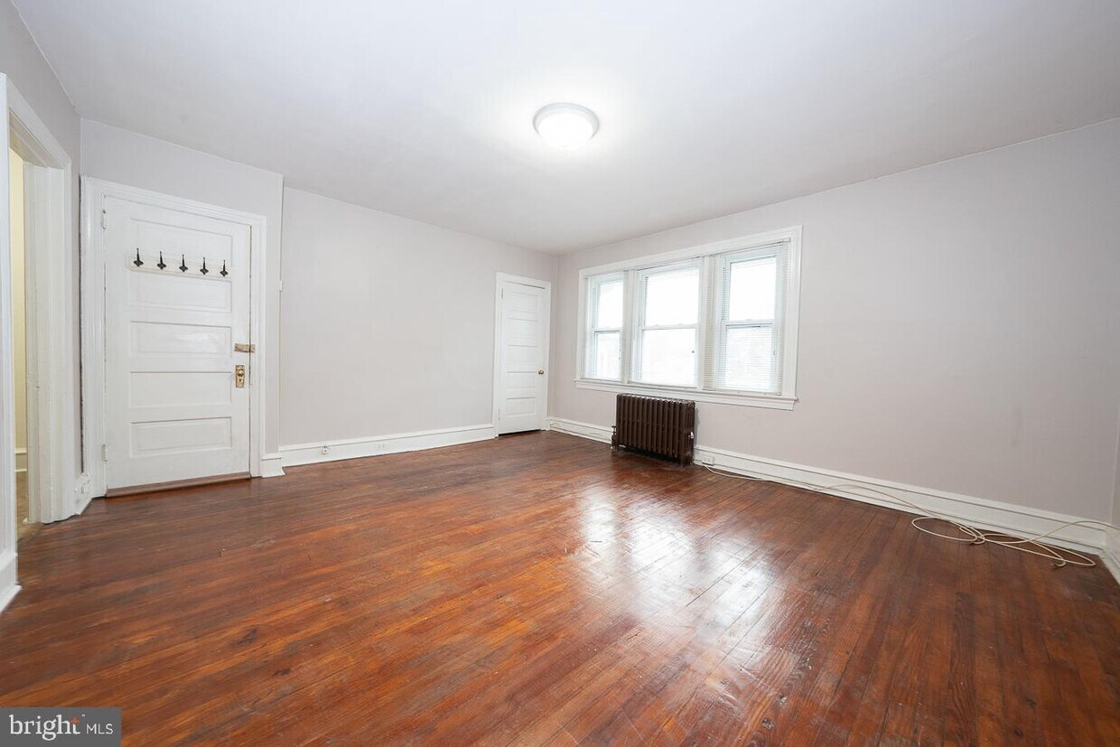 Primary Photo - 104 S Wayne Ave