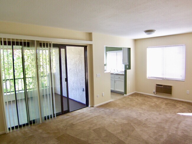 Foto del edificio - Delightful Upper Unit Mira Mesa Condo Loca...