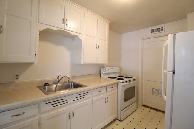 Building Photo - December FREE On This Non-Updated 1 Bedroom 1 Bath Duplex in Olathe