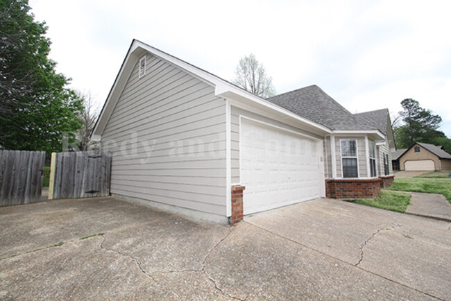 Foto del edificio - 4774 Northwood Glen St