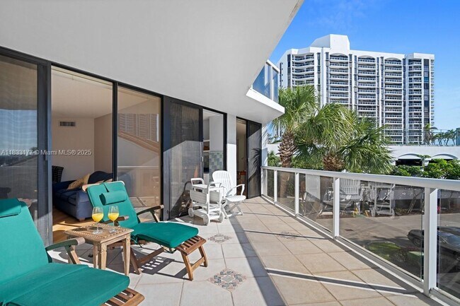 Foto del edificio - 3610 Yacht Club Dr